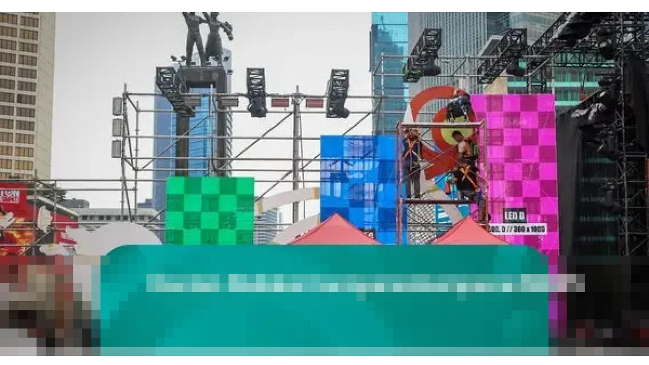 Pekerja Mulai Bangun Panggung Utama Perayaan Tahun Baru 2026 di Bundaran HI Jakarta