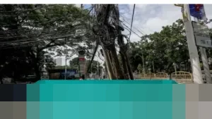 Penataan Trotoar Tebet Terganggu Kabel Semrawut dan Tiang Miring, Ancam Keselamatan Pejalan Kaki