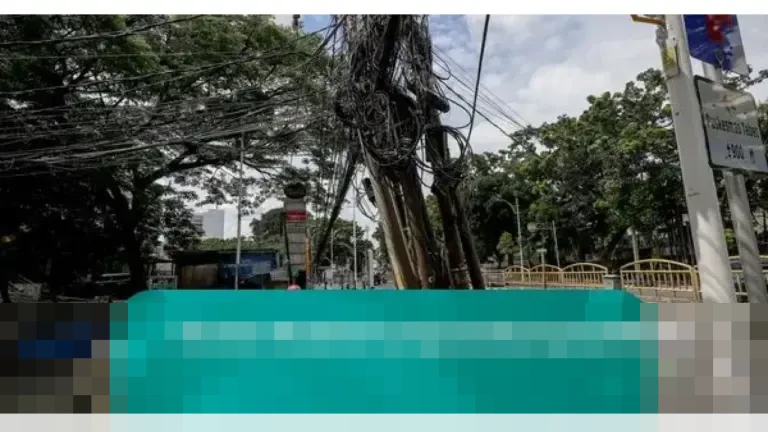 Penataan Trotoar Tebet Terganggu Kabel Semrawut dan Tiang Miring, Ancam Keselamatan Pejalan Kaki