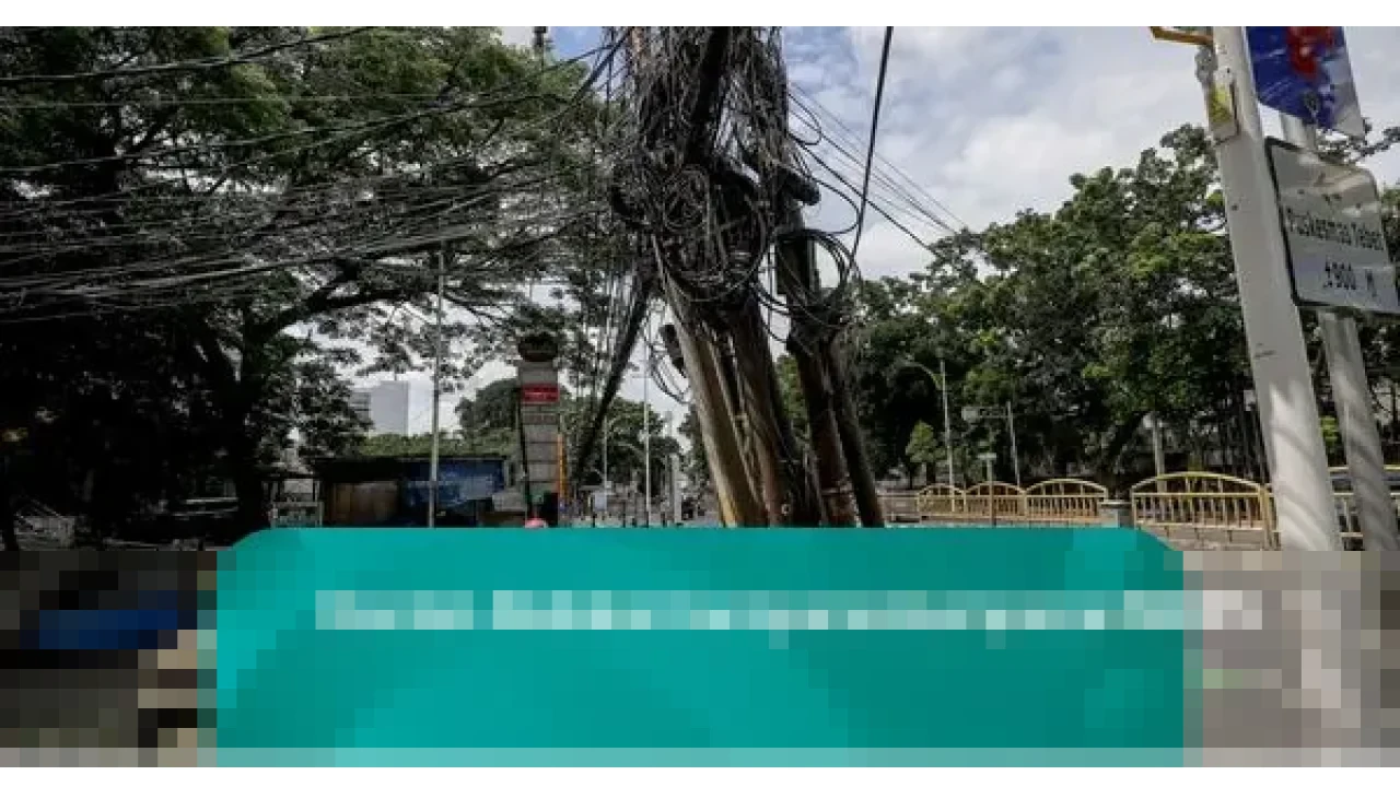 Penataan Trotoar Tebet Terganggu Kabel Semrawut dan Tiang Miring, Ancam Keselamatan Pejalan Kaki