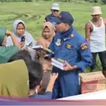 Pilot dan Kru Heli Polri Salurkan Al-Qur’an untuk Anak Terdampak Banjir Aceh Tamiang