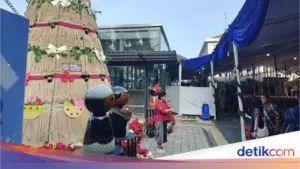 Pohon Natal Unik dari Karung Beras dan Batok Kelapa Hiasi Gereja Katedral Jakarta Sambut Natal 2025