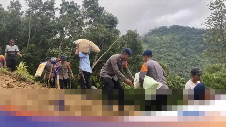 Polda Banten Evakuasi Warga Terdampak Longsor di Cibeber Lebak, Akses Jalan Utama Terputus Polda Banten Evakuasi Warga Terdampak Longsor di Cibeber Lebak, Akses Jalan Utama Terputus