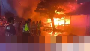 Polda Jateng Sigap Bantu Evakuasi Barang Pedagang di Tengah Kobaran Api Pasar Pagi Pemalang