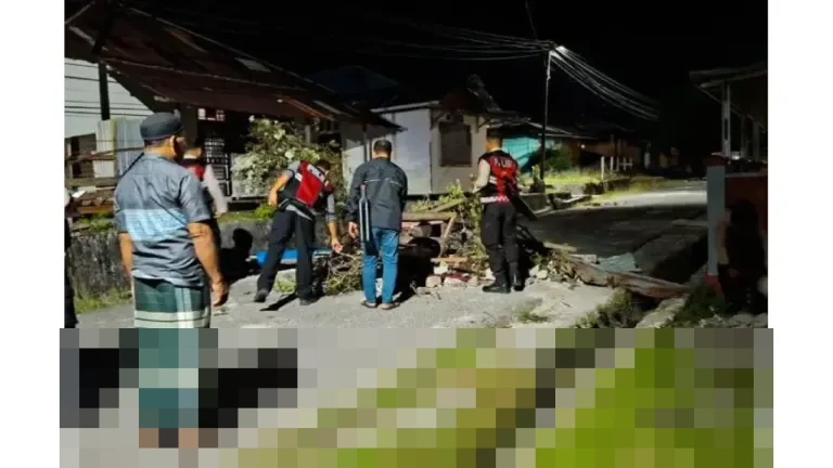 Polda Maluku Bongkar Blokade Jalan di Desa Liang Maluku Tengah, Arus Lalu Lintas Kembali Normal
