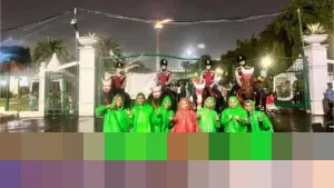 Polisi Berkuda Amankan Malam Tahun Baru di Monas, Warga Antusias Ajak Berfoto