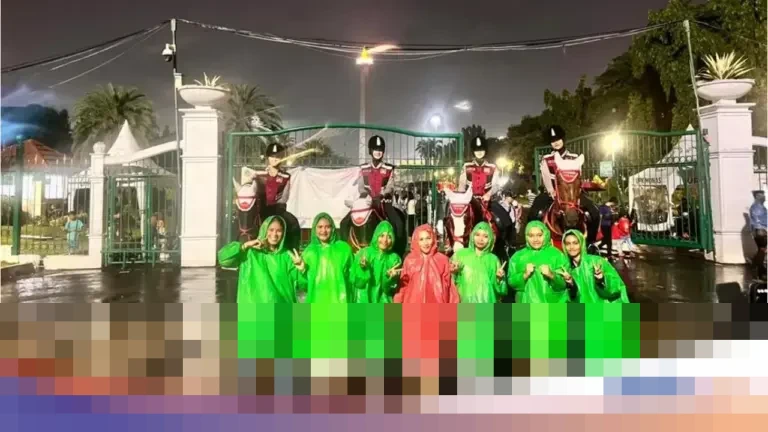 Polisi Berkuda Amankan Malam Tahun Baru di Monas, Warga Antusias Ajak Berfoto Polisi Berkuda Amankan Malam Tahun Baru di Monas, Warga Antusias Ajak Berfoto