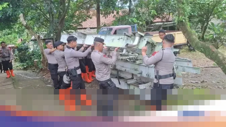 Polisi dan TNI Evakuasi Potongan Pesawat yang Timpa Rumah Warga di Kemang Bogor Pasca Puting Beliung
