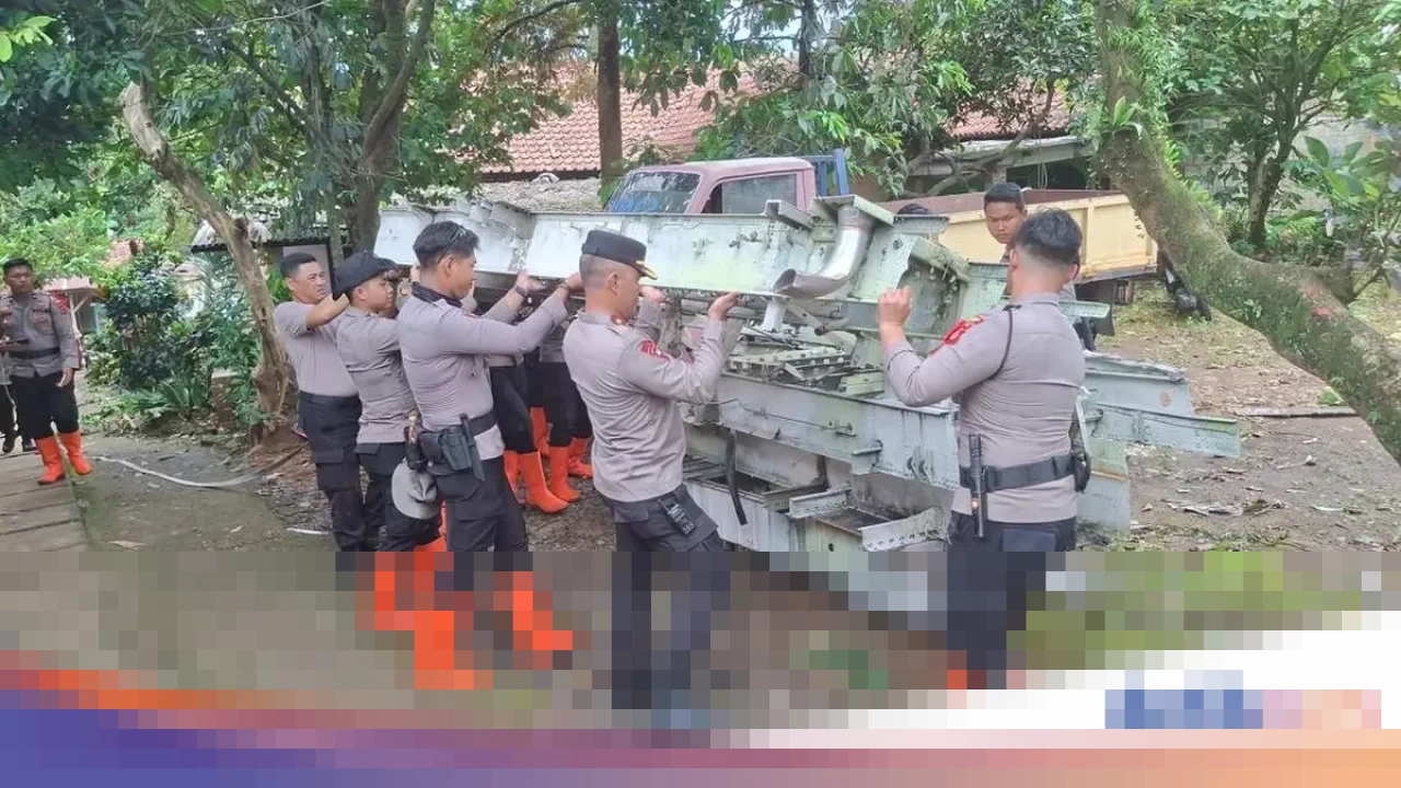 Polisi dan TNI Evakuasi Potongan Pesawat yang Timpa Rumah Warga di Kemang Bogor Pasca Puting Beliung