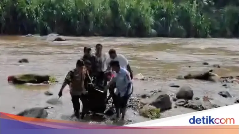 Polisi Evakuasi Jasad Pria Tanpa Busana yang Ditemukan Mengapung di Sungai Cisadane Bogor