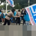 Polisi Kedepankan Humanisme, Bagikan Air Mineral dan Roti kepada Massa Demo Buruh di Monas