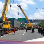 Polisi Kerahkan Dua Alat Berat, Evakuasi Kontainer Terguling di Tol JORR Tuntas, Lalin Kembali Normal