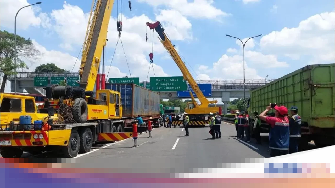 Polisi Kerahkan Dua Alat Berat, Evakuasi Kontainer Terguling di Tol JORR Tuntas, Lalin Kembali Normal