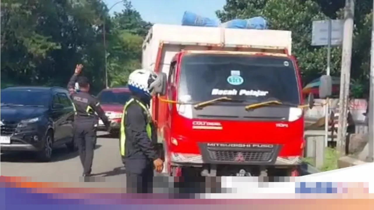 Polisi Putar Balik Truk Bermuatan Hebel Berlebih di Simpang Gadog, Khawatir Hambat Arus Puncak