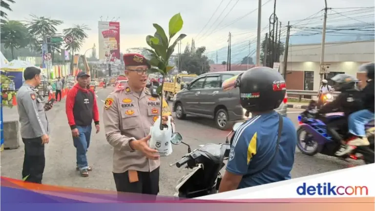 Polres Bogor Bagikan 1.000 Bibit Pohon di Puncak, Upaya Ganda Cegah Bencana dan Amankan Lalin Natal 2025