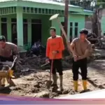 Polres Gayo Lues dan Warga Bersinergi Bersihkan Lumpur Sisa Banjir Bandang di Desa Cane Toa
