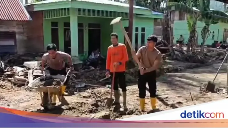 Polres Gayo Lues dan Warga Bersinergi Bersihkan Lumpur Sisa Banjir Bandang di Desa Cane Toa