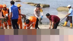 Polres Kepulauan Seribu Pastikan Kesiapan Wisata Jelang Tahun Baru, Ajak Warga Bersihkan Pantai Sakura