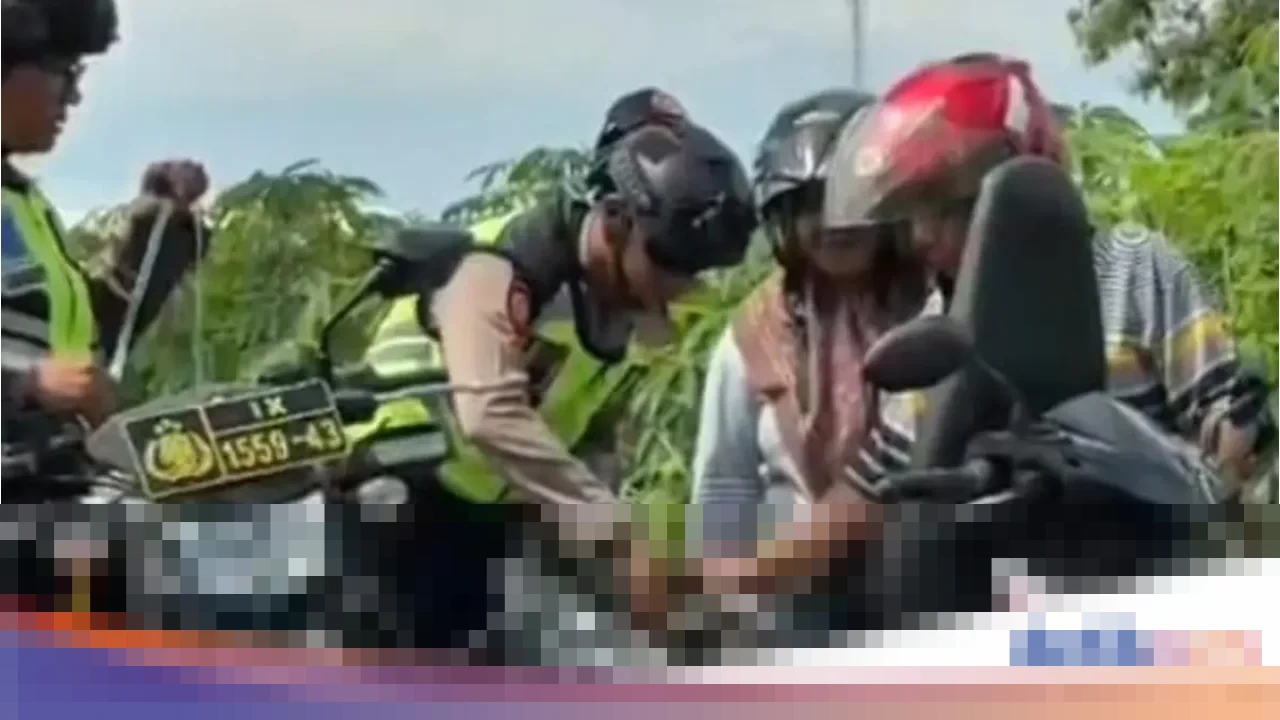 Polres Kudus Sigap Bantu Wisatawan Kehabisan BBM di Tengah Sawah, Sedot Bensin dari Motor Dinas Polres Kudus Sigap Bantu Wisatawan Kehabisan BBM di Tengah Sawah, Sedot Bensin dari Motor Dinas