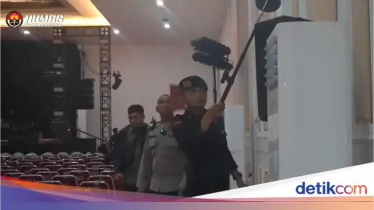 Polsek Cileungsi dan Brimob Jabar Sterilisasi 33 Gereja, Pastikan Ibadah Natal Aman dan Kondusif