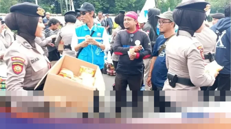 Polwan Polda Metro Jaya Bagikan Roti dan Air Mineral, Wujud Pelayanan Humanis di Tengah Demo Buruh