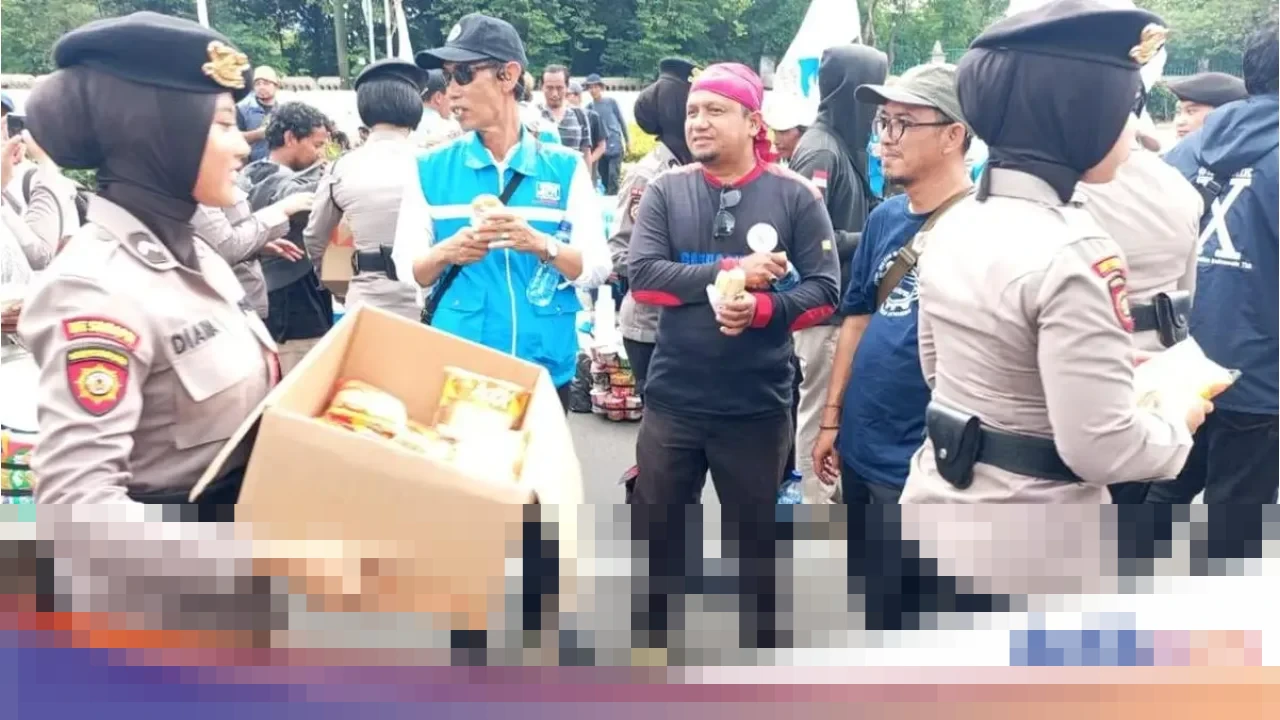 Polwan Polda Metro Jaya Bagikan Roti dan Air Mineral, Wujud Pelayanan Humanis di Tengah Demo Buruh