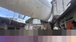 Potongan Bangkai Pesawat Boeing 747 Timpa Dua Rumah Warga di Bogor Usai Diterjang Puting Beliung