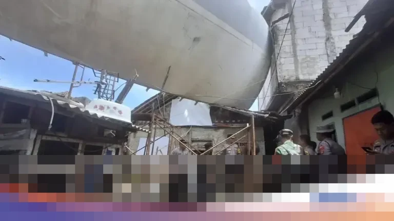 Potongan Bangkai Pesawat Boeing 747 Timpa Dua Rumah Warga di Bogor Usai Diterjang Puting Beliung