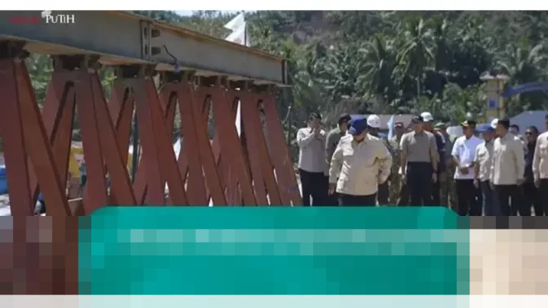 Prabowo Jajal Jembatan Bailey di Tapsel, Pertanyakan Warna Besi dan Distribusi Makan Bergizi Gratis
