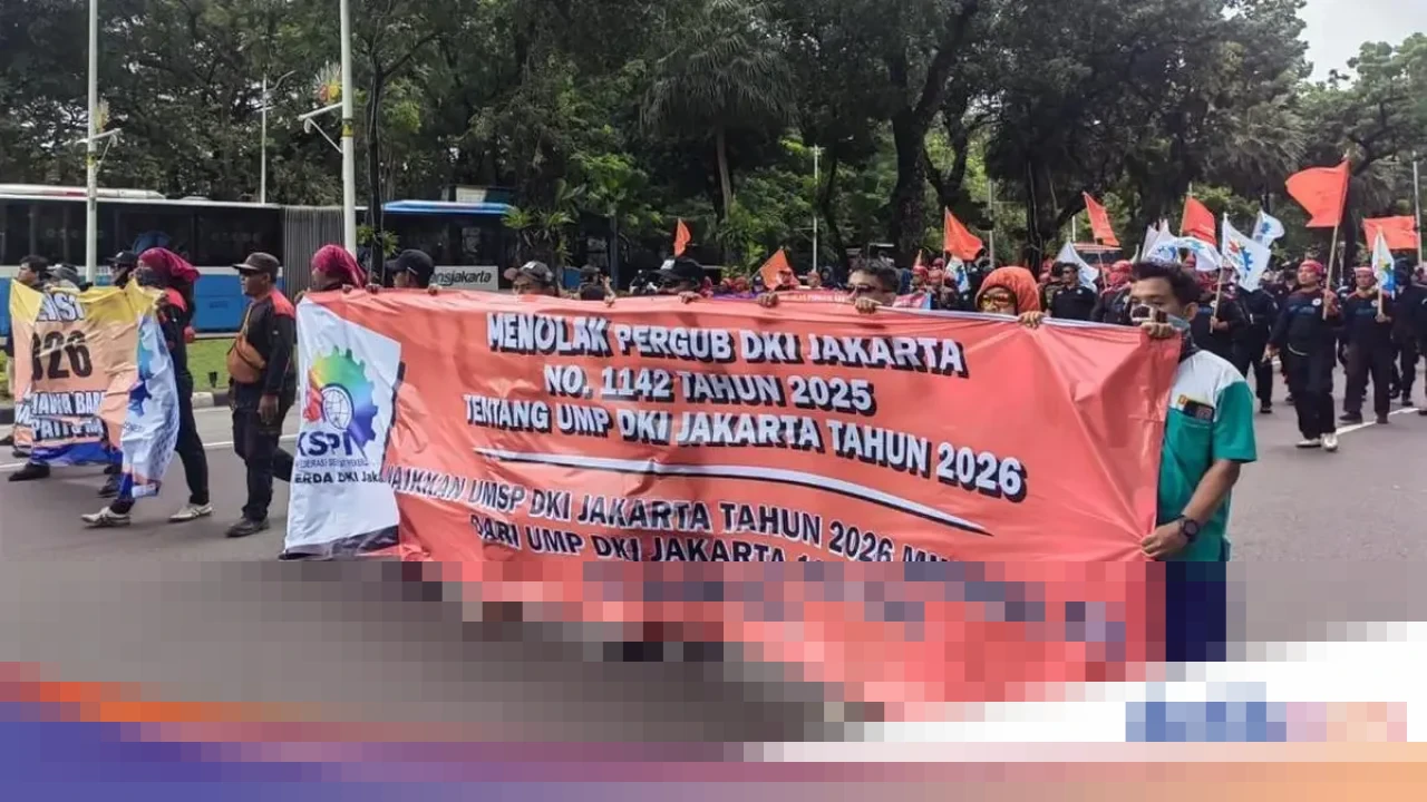 Ratusan Buruh Geruduk Monas, Tolak Kenaikan UMP DKI Jakarta 2026 Sebesar Rp 5,73 Juta Ratusan Buruh Geruduk Monas, Tolak Kenaikan UMP DKI Jakarta 2026 Sebesar Rp 5,73 Juta
