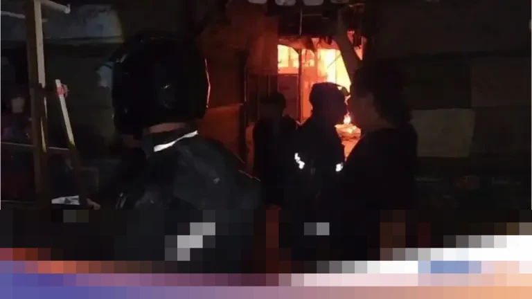 Ratusan Kios Pasar Lemahabang Cirebon Hangus Terbakar, Pedagang Panik Selamatkan Dagangan