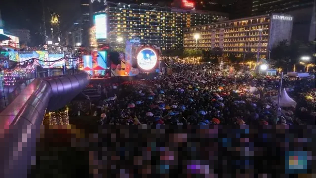 Ribuan Warga Padati Bundaran HI Sambut Tahun Baru 2026, Tanpa Kembang Api Diganti Atraksi Drone dan Donasi Ribuan Warga Padati Bundaran HI Sambut Tahun Baru 2026, Tanpa Kembang Api Diganti Atraksi Drone dan Donasi