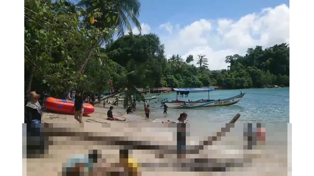 Ribuan Wisatawan Padati Pantai Trenggalek Selama Libur Natal 2025, Sistem Buka Tutup Diberlakukan