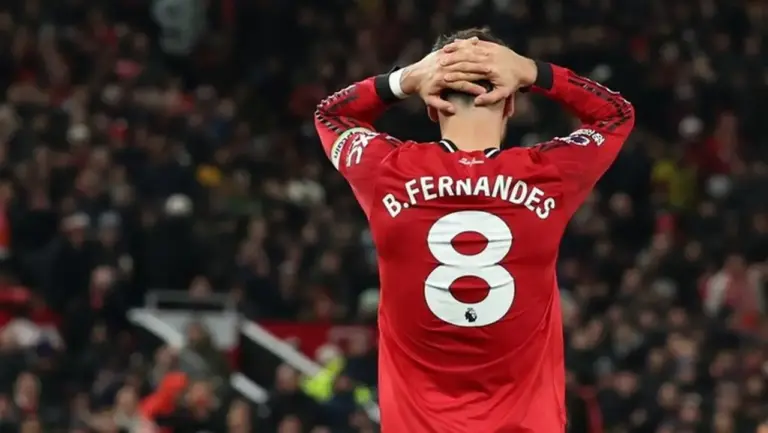 Ruben Amorim Enggan Pastikan Kapan Bruno Fernandes Kembali Merumput Usai Cedera Lutut