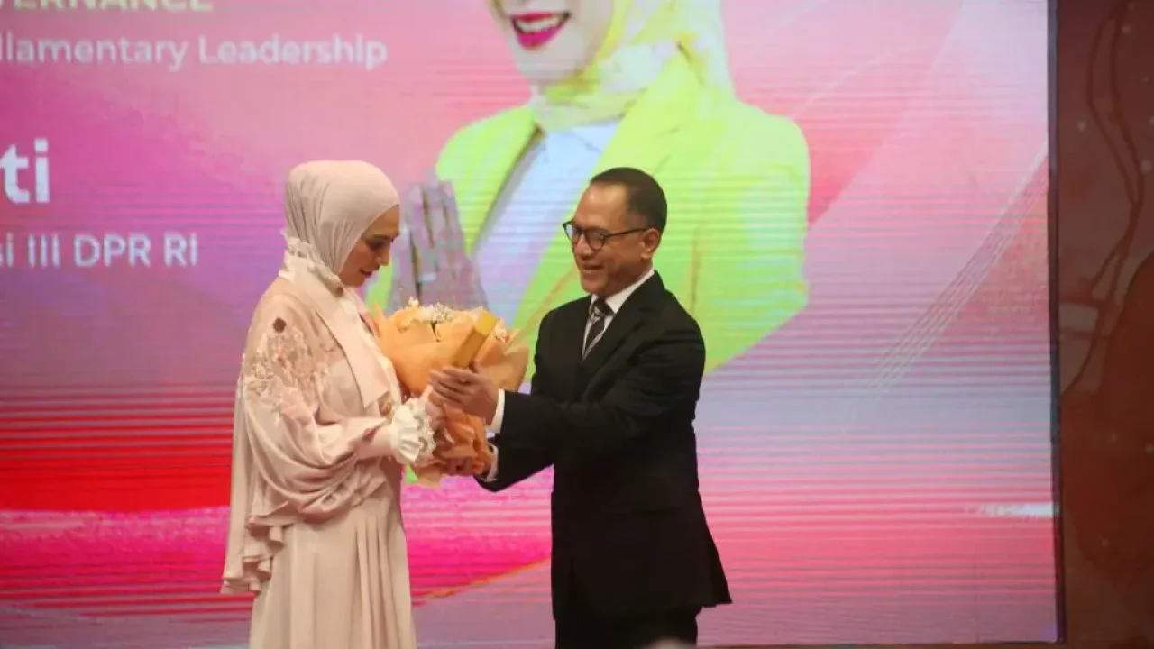 Sari Yulianti, Wakil Ketua Komisi III DPR RI, Diganjar ‘Excellent Mom in Parliamentary Leadership’ di Wonder Mom Awards 2025
