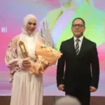 Sari Yulianti, Wakil Ketua Komisi III DPR RI, Raih Wonder Mom Awards 2025: Kisah Perjuangan Menyeimbangkan Peran Ibu dan Pemimpin Publik