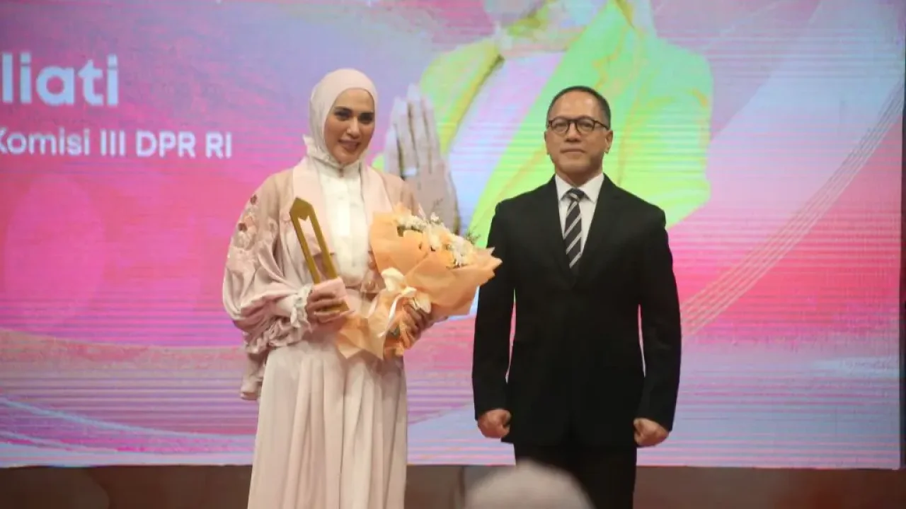 Sari Yulianti, Wakil Ketua Komisi III DPR RI, Raih Wonder Mom Awards 2025: Kisah Perjuangan Menyeimbangkan Peran Ibu dan Pemimpin Publik