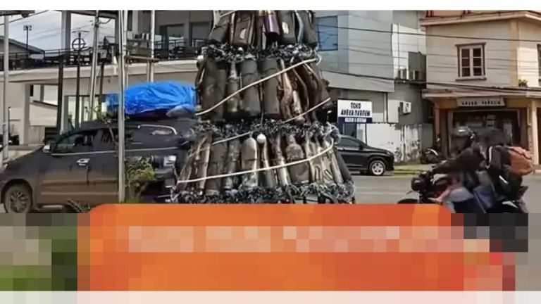 Satlantas Polres Ketapang Ubah Ratusan Knalpot Brong Sitaan Jadi Pohon Natal, Sampaikan Pesan Tertib Lalu Lintas