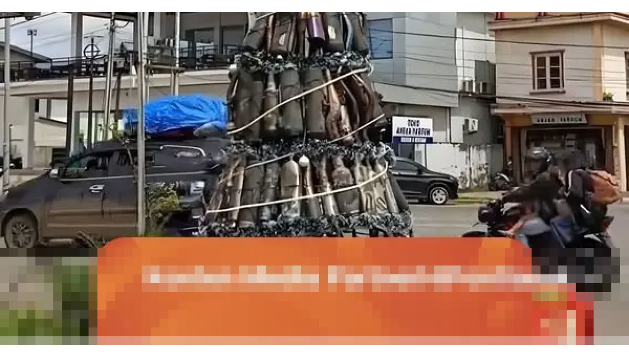 Satlantas Polres Ketapang Ubah Ratusan Knalpot Brong Sitaan Jadi Pohon Natal, Sampaikan Pesan Tertib Lalu Lintas