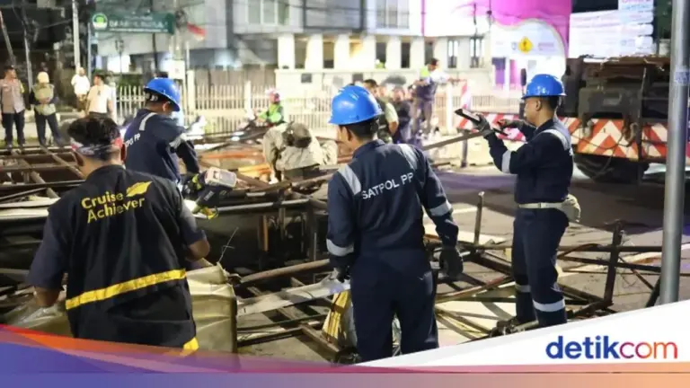 Satpol PP DKI Bongkar 16 Reklame Berkarat di Jakarta, Antisipasi Bahaya Cuaca Ekstrem