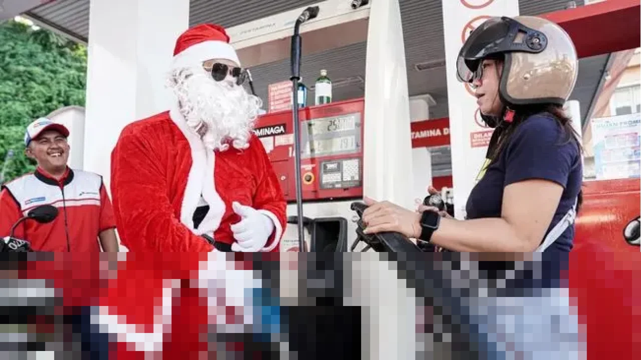 Semarak Natal di SPBU Manado: Pertamina Hadirkan Sinterklas, Bawa Kebahagiaan bagi Pelanggan