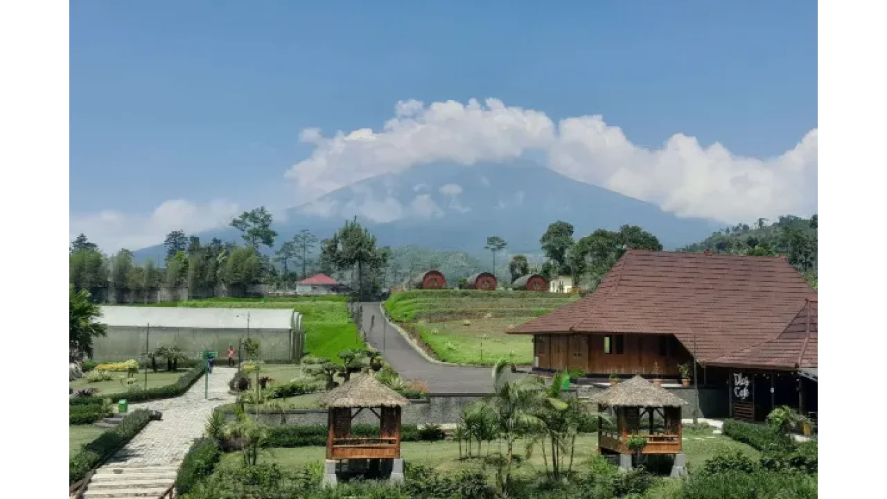 Sensasi Liburan Lengkap di D’Las Lembah Asri Purbalingga: Dari Strawberry hingga Dinosaurus