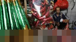 Sepinya Pembeli Jelang Tahun Baru: Jeritan Pedagang Terompet di Glodok, Produksi Melimpah Pesanan Nihil