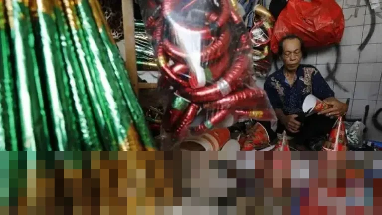 Sepinya Pembeli Jelang Tahun Baru: Jeritan Pedagang Terompet di Glodok, Produksi Melimpah Pesanan Nihil