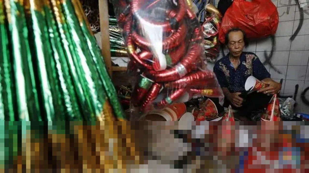 Sepinya Pembeli Jelang Tahun Baru: Jeritan Pedagang Terompet di Glodok, Produksi Melimpah Pesanan Nihil