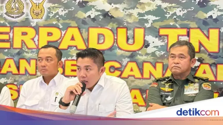 Seskab Teddy Indra Wijaya Beri 8 Arahan Mendesak Percepatan Pemulihan Pascabencana di Sumatera