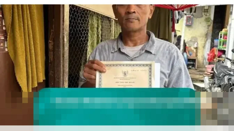 Setelah 27 Tahun Menanti, Amir Hamzah Akhirnya Genggam Ijazah Asli Berkat Program Pemprov DKI Setelah 27 Tahun Menanti, Amir Hamzah Akhirnya Genggam Ijazah Asli Berkat Program Pemprov DKI