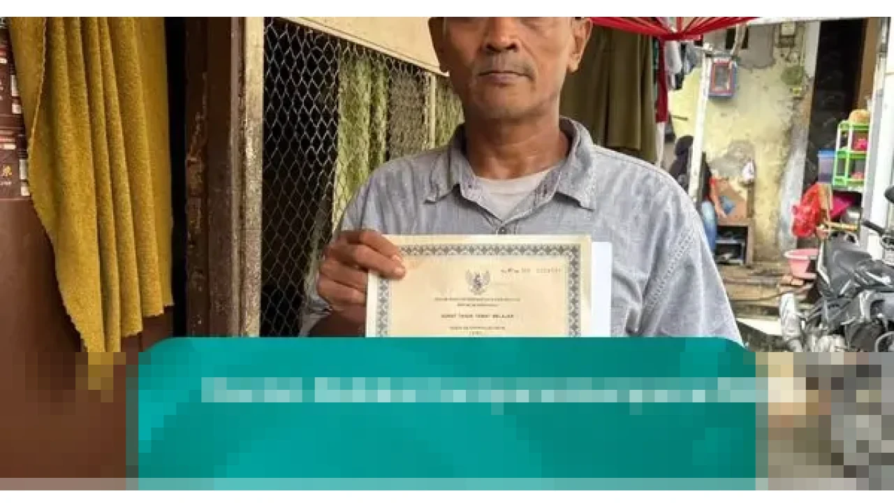 Setelah 27 Tahun Menanti, Amir Hamzah Akhirnya Genggam Ijazah Asli Berkat Program Pemprov DKI Setelah 27 Tahun Menanti, Amir Hamzah Akhirnya Genggam Ijazah Asli Berkat Program Pemprov DKI