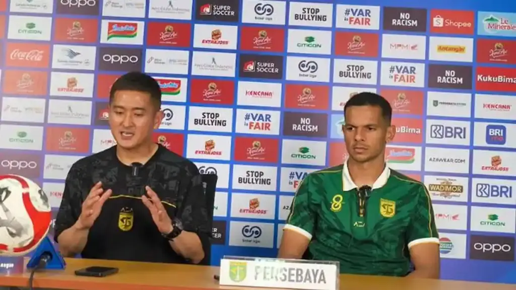 Shin Sang-Gyu menghadiri konferensi pers usai debutnya sebagai pelatih (Foto: Dok. Surya.co.id) 