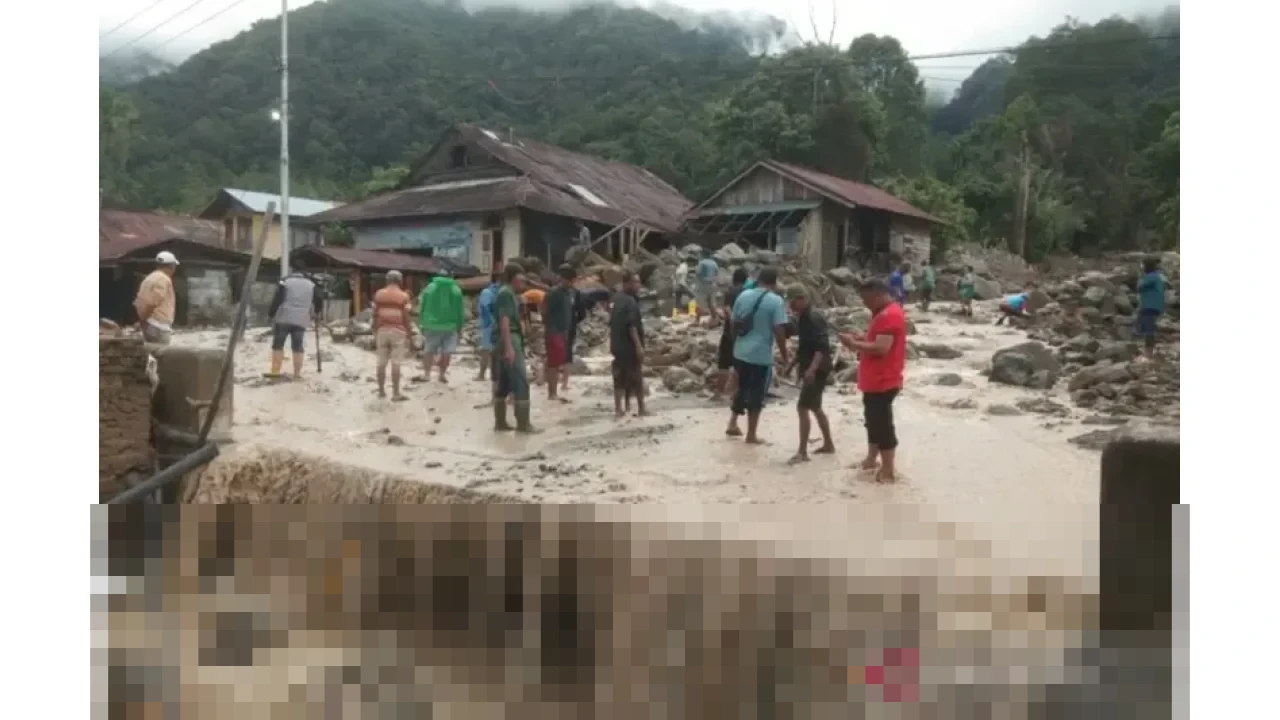 Sungai Muaro Pisang Meluap, Material Banjir Lumpuhkan Ruas Jalan Lubuk Basung-Bukittinggi